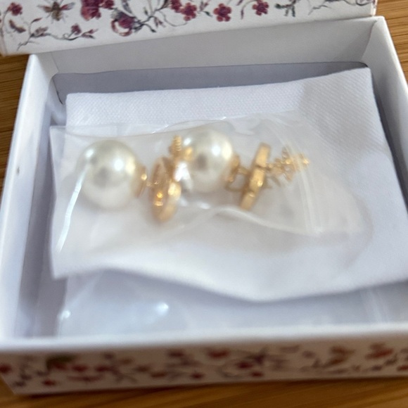 Elegant Pearl and Gold Earrings - Picture 2 of 4